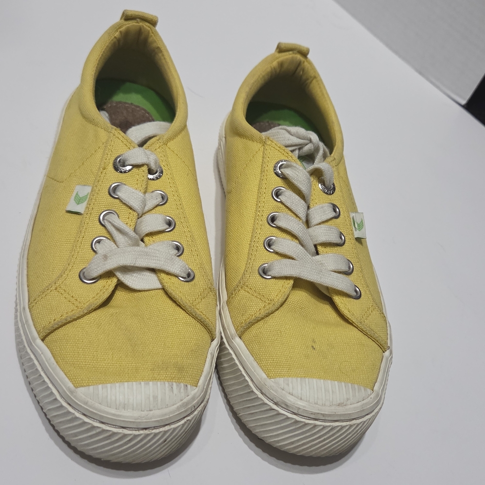 Cariuma Yellow Women's Sneakers